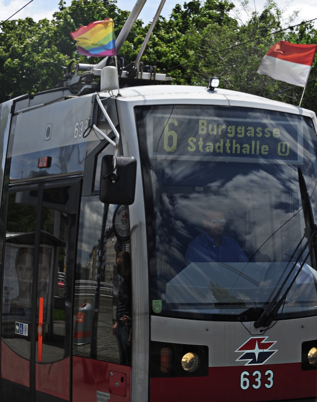 Anläßlich der Regenbogenparade 2013 sind die Straßenbahnen der Wiener Linien eingens beflaggt.