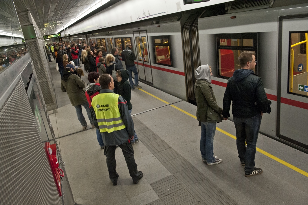 U-Bahn Aufsicht bei Personenabfertigung in U2 Station Stadion nach Konzert in der Kriau. Wien, 29.05.2013