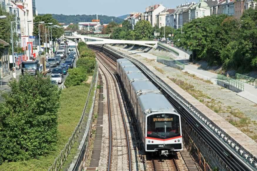 U-Bahn Zug der Linie U4 in Fahrtrichtung Hütteldorf nach der Station Braunschweiggasse, Juli 13