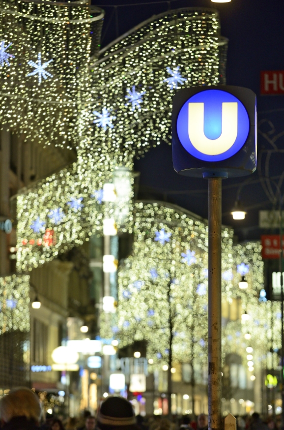U-Bahn-Würfel beim Stephansplatz mit Weihnachtsbeleuchung.