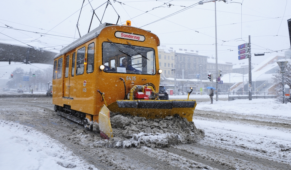 Bei starkem Schneefall sind die Einsatzkräfte der Wiener Linien bemüht Behinderungen zu vermeiden.