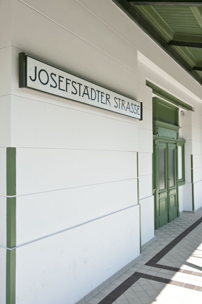 Außenansicht der U6-Station Josefstädter Strasse nach Abschluss der umfangreichen Renovierungsarbeiten.
