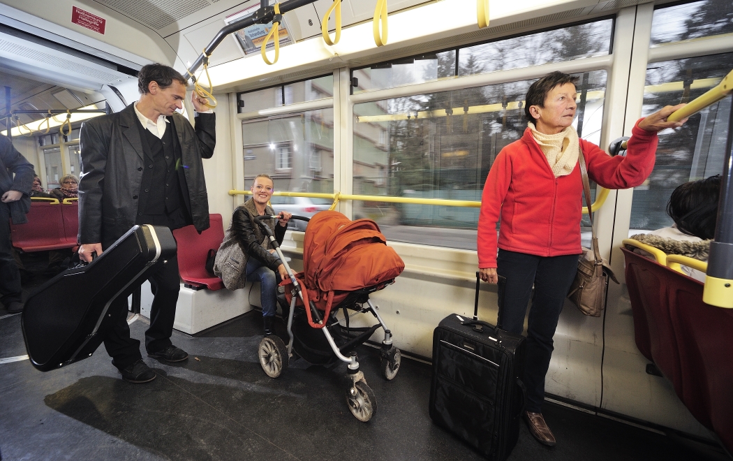 Durch den Ausbau von Sitzplätzen ist im Inneren der Straßenbahn mehr Platz für Fahrgäste