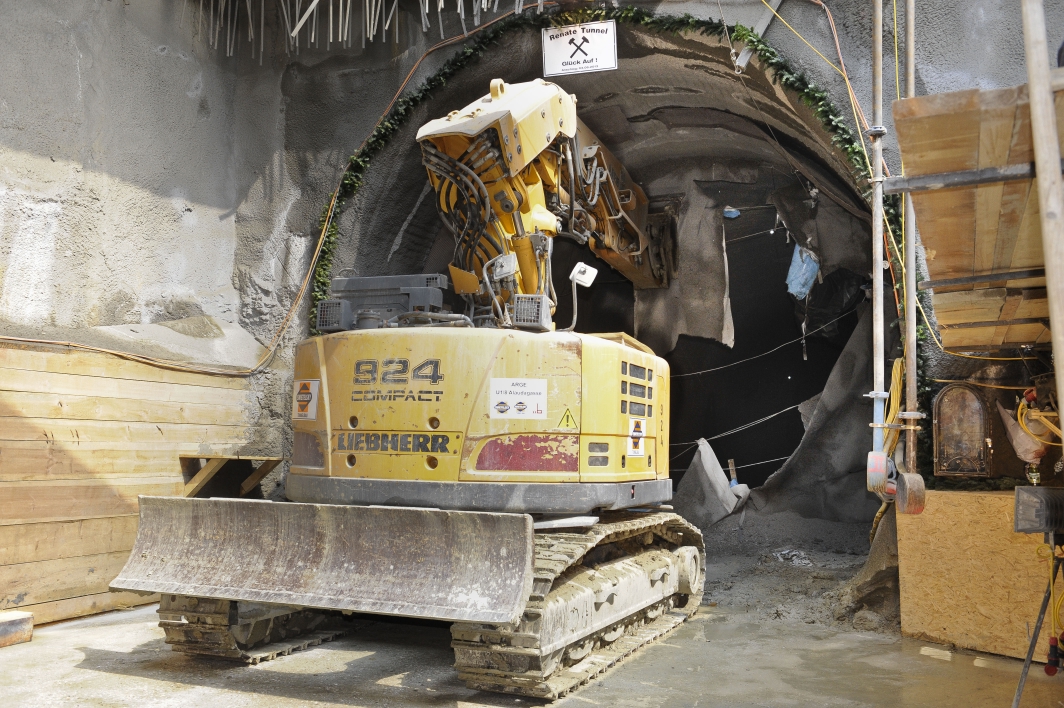 Tunnelanstich und offizieller Start der Tunnelbauarbeiten bei der künftigen U1-Station Alaudagasse im 10. Bezirk. Im Bild: Bagger beim Durchstich