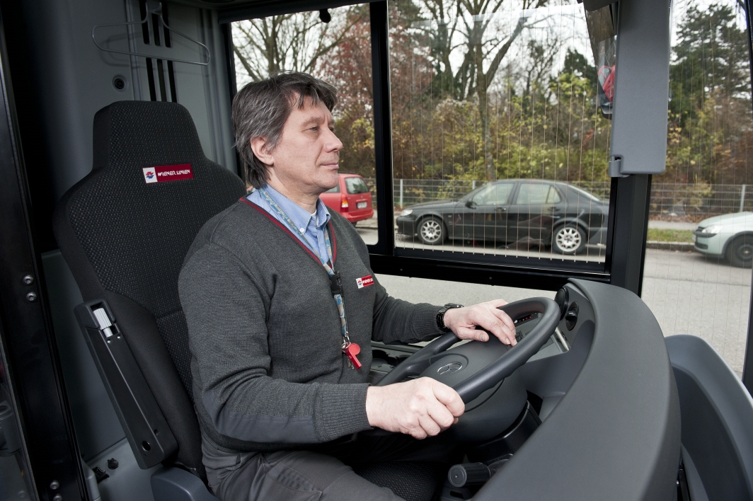Mercedes Benz Citaro, der neue Bus für die Wiener Linien. Fahrzeugführer am Steuer.