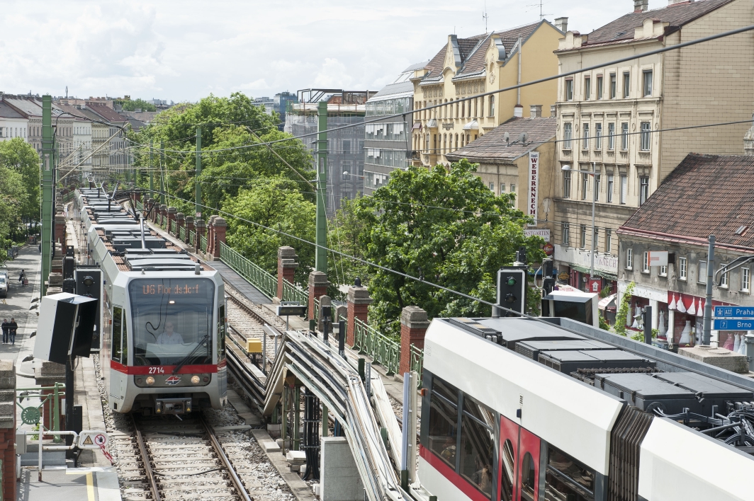 Zwei Züge auf der Linie U6 bei der Ein- aus Ausfahrt aus der Station Josefstädterstraße.