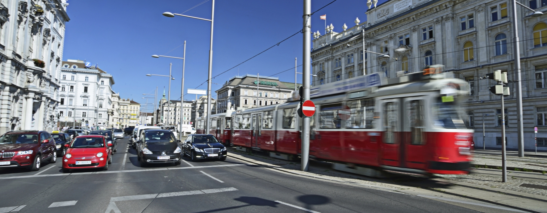 Mit den Verkehrsmitteln der Wiener Linien kommt man rasch durch die Stadt. Straßenbahn der Linie D auf separatem Gleiskörper im Bereich Schwarzenbergplatz.