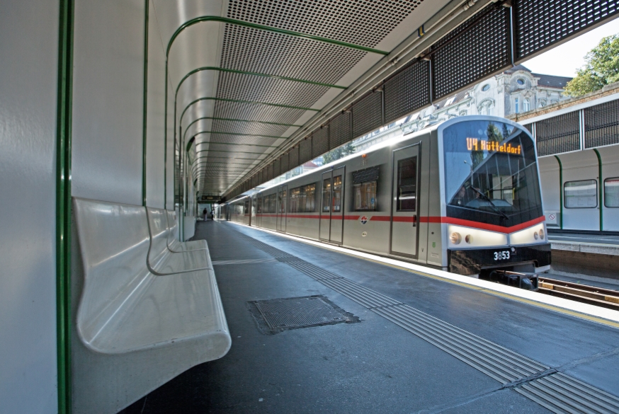U-Bahn Zug der Linie U4 in Fahrtrichtung Hütteldorf  in der Station Unter St Veit, Juli 13