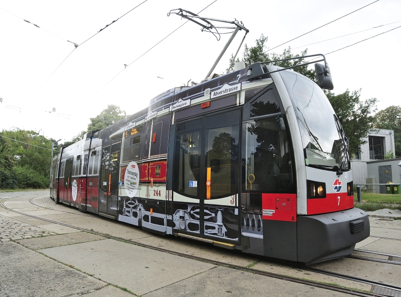 Eine eigens für den den Tramwaytag 2013 gestaltete Straßenbahn des Typs ULF verkehrt derzeit auf der Linie E zwischen Prater Hauptallee und Quartier Belverdere.