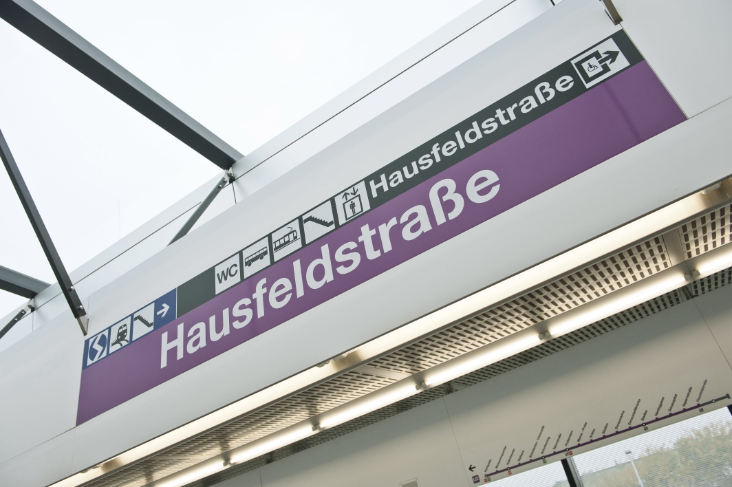 U-Bahnstation Hausfeldstraße der neu eröffneten U2 Verlängerung zur Seestadt Aspern.