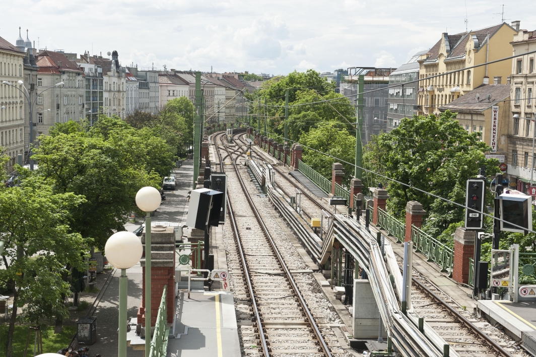 Gleise der U6 entlang des Gürtels bei der Station Josefstaedter Straße.