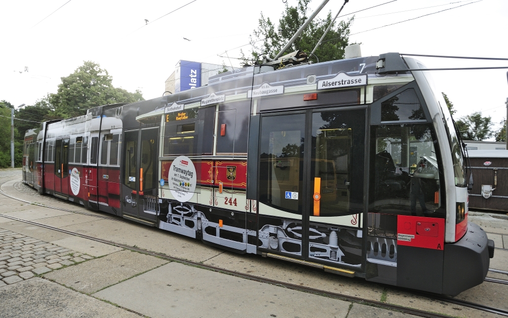 Eine eigens für den Tramwaytag 2013 gestaltete Straßenbahn des Typs ULF verkehrt derzeit auf der Linie E zwischen Prater Hauptallee und Quartier Belverdere.