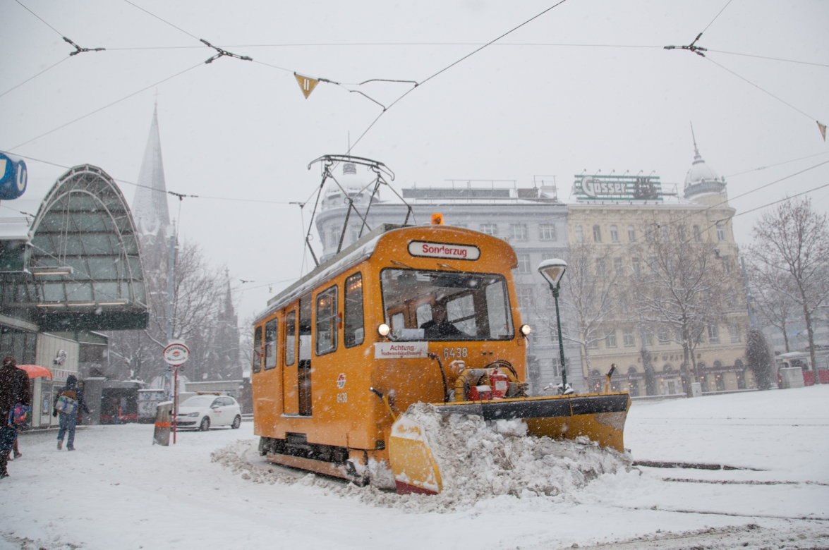 Schneepflug der Tpye LH am Westbahnhof, Jänner 2013