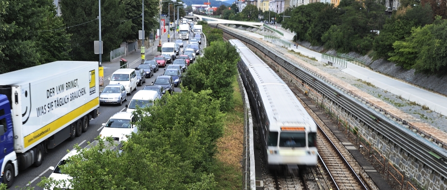 Mit den Verkehrsmitteln der Wiener Linien kommt man rasch durch die Stadt. Im Bild die Linie U4 entlang der Westeinfahrt.