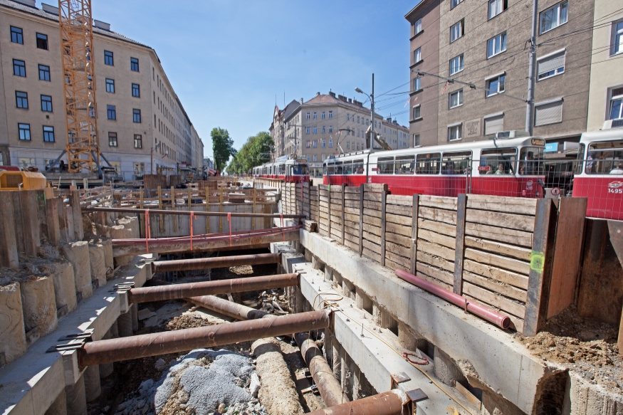 Bauarbeiten Verlängerung U1 Favoritenstraße bei der Troststraße mit Linie 67 Type E2-c5, Juni 2013