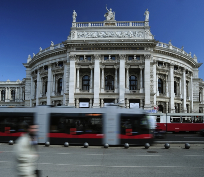 Straßenbahn vor dem Wiener Burgtheater.