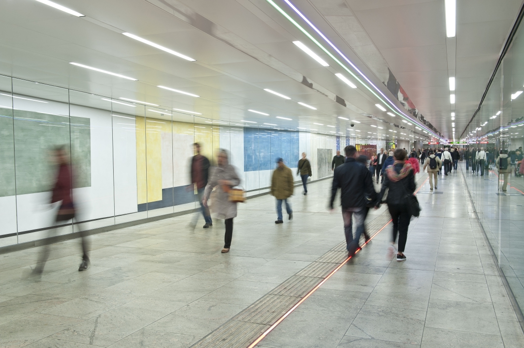 U-Bahnstaion Karlsplatz, gleichzeitig Kulturpassage und der am stärksten frequentierte Öffi-Knotenpunkt, nach Revitalisierung. Herzstück ist das 70 Meter lange Kunstwerk von Ernst Caramelle.