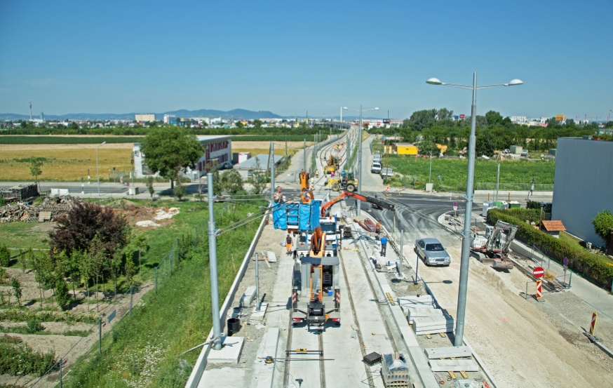 Bauarbeiten Verlängerung Linie 26, Bereich Süssenbrunnerstraße, Oberleitungsausleger werden montiert, Juli13
