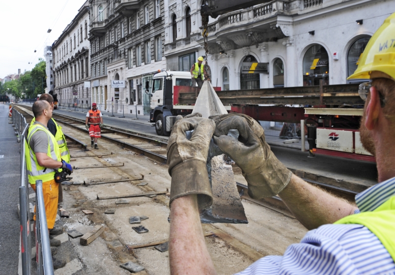 Ab 6. Juli werden die veralteten Schienenanlagen in der Währinger Straße im Zuge der Generalsanierung abgetragen.
