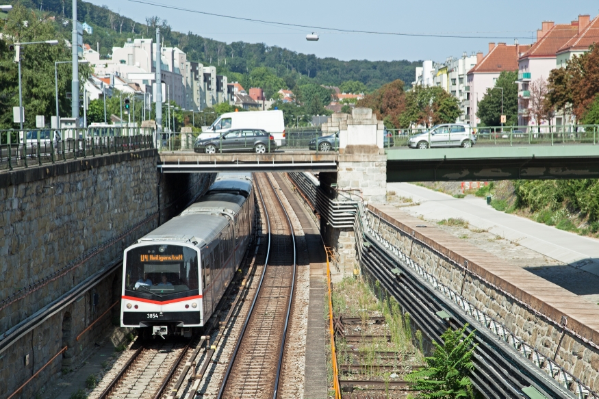 U-Bahn Zug der Linie U4 in Fahrtrichtung Hütteldorf, vor der Station Ober St Veit, Juli 13