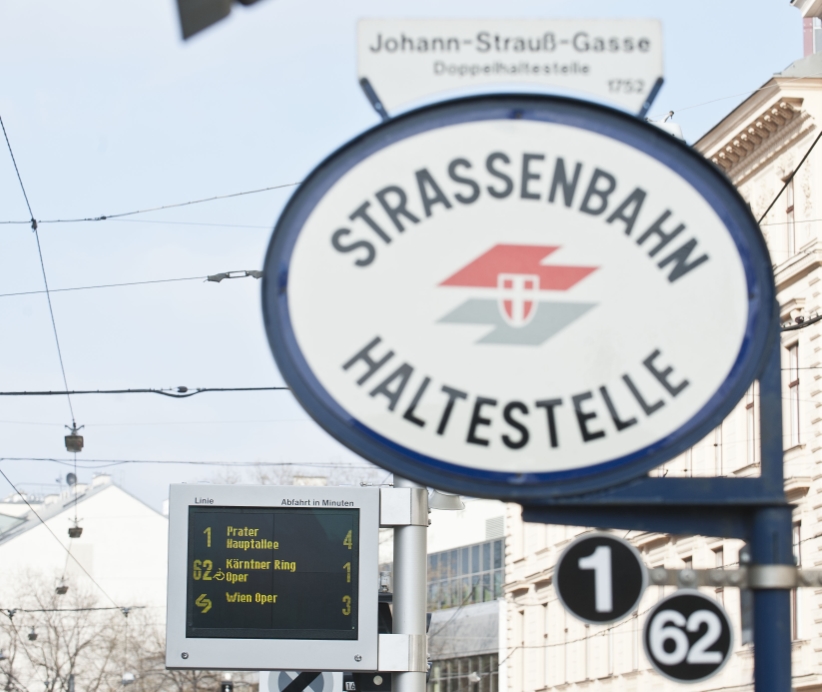 Neue elektronische Fahrgastinfoanzeige an der Straßenbahn-Haltestelle Johann Strauss Gasse für die Linie 1, die Linie 62 sowie die Wiener Lokalbahn.