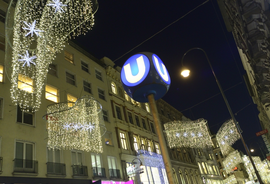 U-Bahnwürfel beim Stephansplatz mit Weihnachtsbeleuchtung.