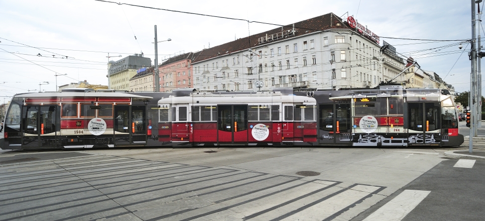 Eine eigens für den den Tramwaytag 2013 gestaltete Straßenbahn des Typs ULF verkehrt derzeit auf der Linie E zwischen Prater Hauptallee und Quartier Belverdere.