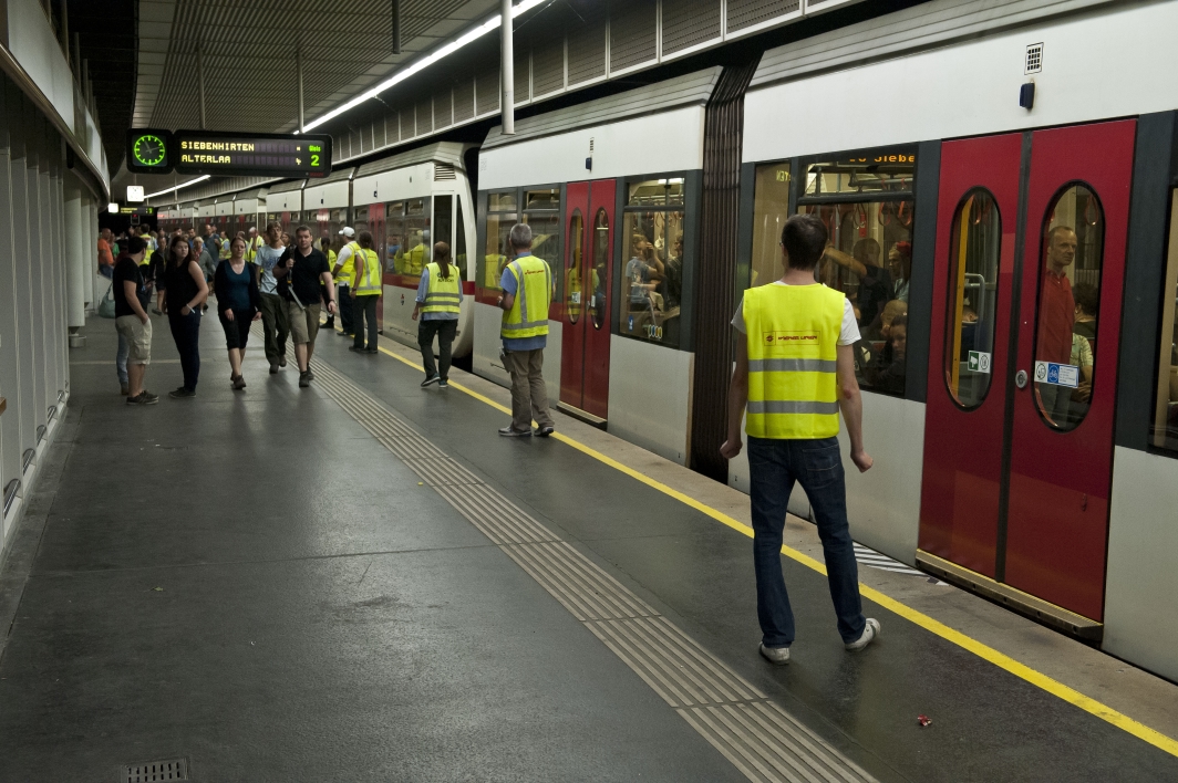 Abtransport der Besucher vom Donauinselfest 2013 durch die Wiener Linien in der U-Bahnstation der Linie U6 
