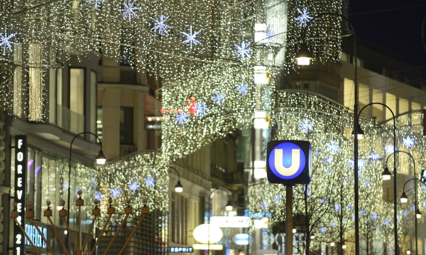 U-Bahn-Würfel beim Stephansplatz mit Weihnachtsbeleuchung.