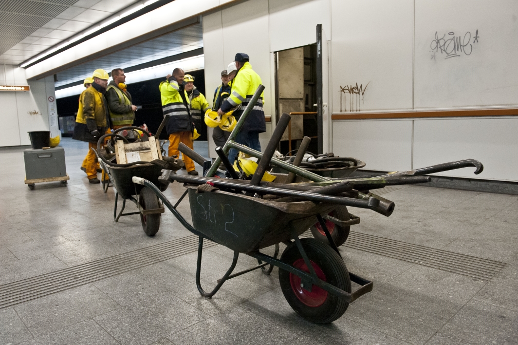 Gleisbauarbeiten an der Linie U6 im Bereich Haltestelle Westbahnhof. Wien, 15.03.2013