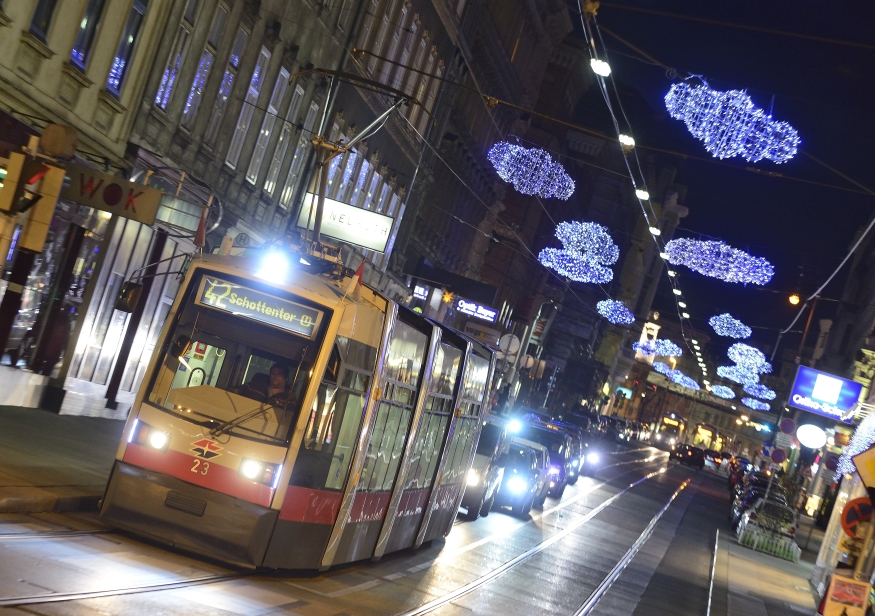Straßenbahn auf der Währinger Straße mit Weihnachtsbeleuchtung.