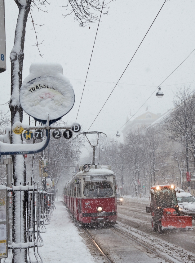 Linie 2 mit E1-c3 Garnitur am KärntnerRing während starker Schneefälle, Jänner 2013
