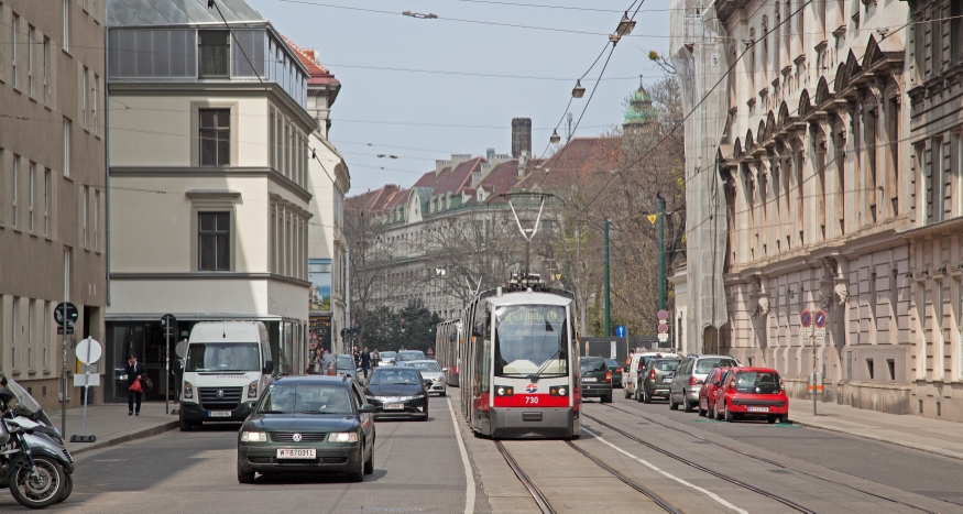 Linie 40 mit Ulf Type B1 in der Währingerstraße, April 2013