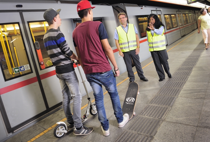 Aus Sicherheitsgründen ist das Fahren mit Skateboards, Rollern oder Inlineskates in den Stationen verboten.