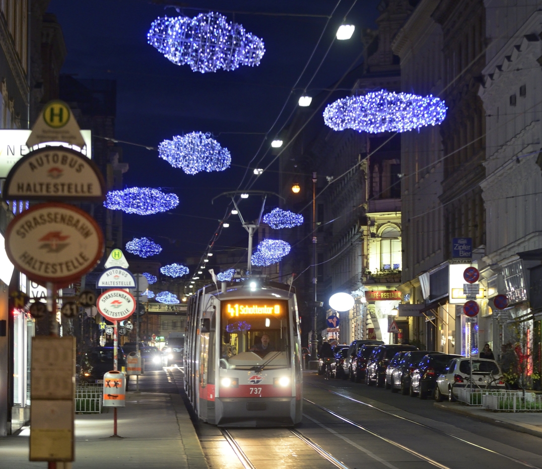 Straßenbahn auf der Währinger Straße mit Weihnachtsbeleuchtung.
