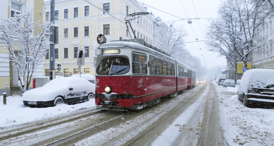 Straßenbahn der Linie 49 bei winterlichen Schneeverhältnissen.