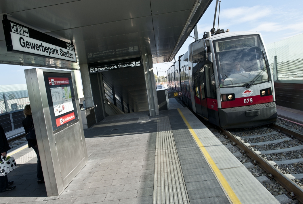Zug der Straßenbahnlinie 26 fährt in die Station Gewerbepark Stadlau ein.