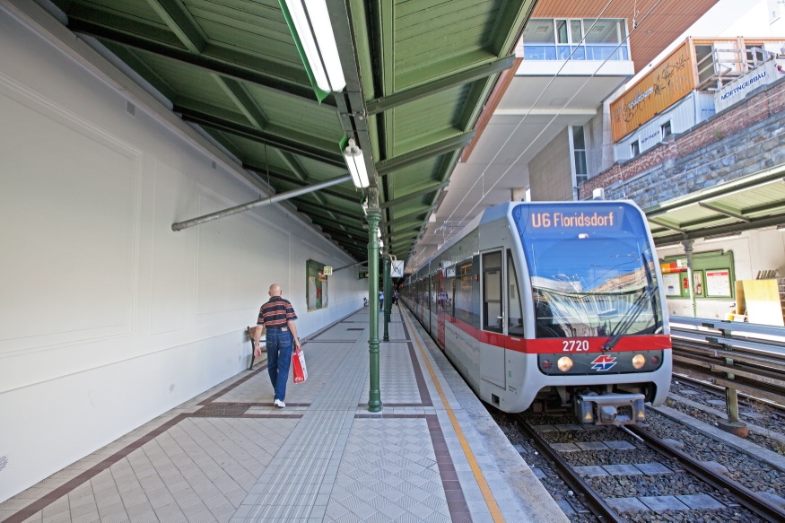 U-6 Station Burggasse mit T1 Zug der Linie U 6 und neuer Fassade, Juli13