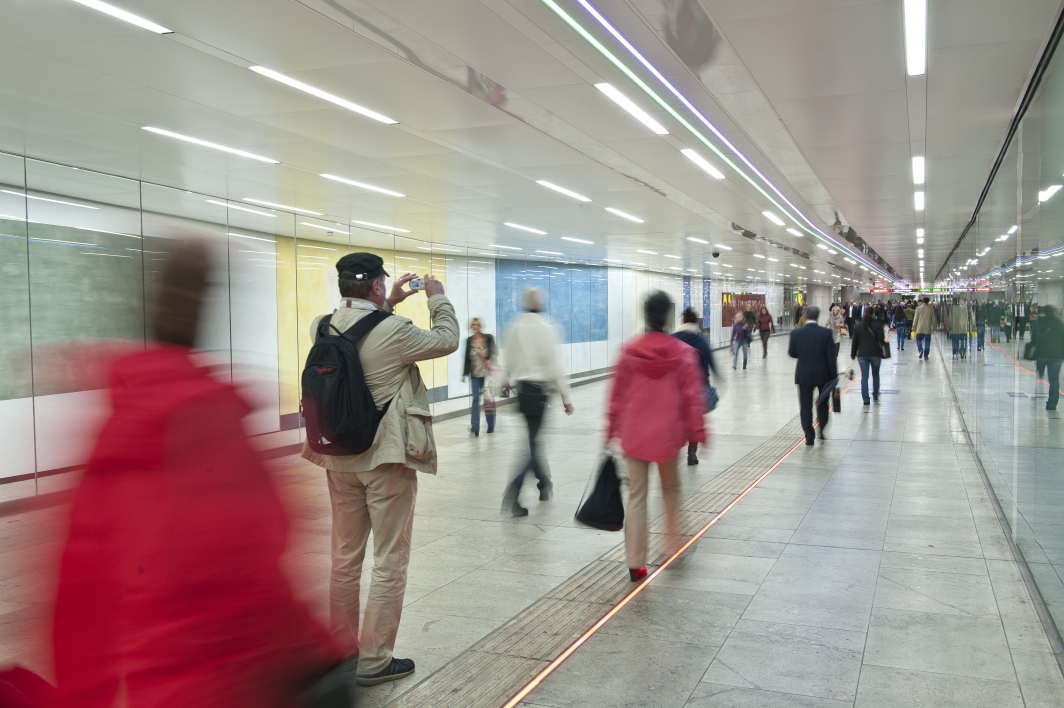 U-Bahnstaion Karlsplatz, gleichzeitig Kulturpassage und der am stärksten frequentierte Öffi-Knotenpunkt, nach Revitalisierung. Herzstück der neuen Kulturpassage bildet die 70 Meter lange Kunstinstallation des Tiroler Künstlers Ernst Caramelle.