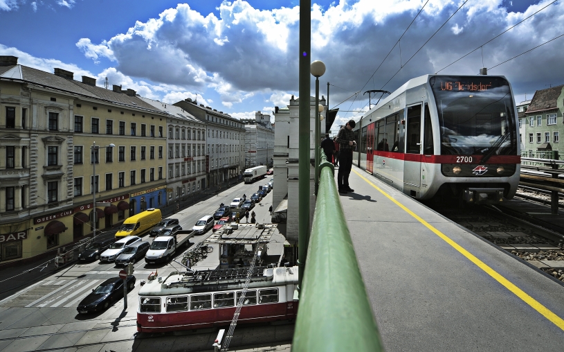 U-Bahn Zug der Linie U6 in der Station Alser Straße. Straßenbahn bei der Fahrt unter dem Viadukt der U6-Trasse.