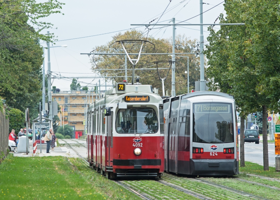 Linie 72 mit E2-c5 und Linie 71 Type B Ulf, Simmering 1.Tor, September 2013