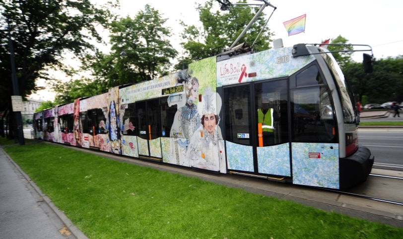 In einer eigens für den Life Ball gestalteten Straßenbahn werden auf dieses Jahr wieder eine Schar illustrer Gäste zur Eröffnung zum Wiener Rathausplatz gefahren.