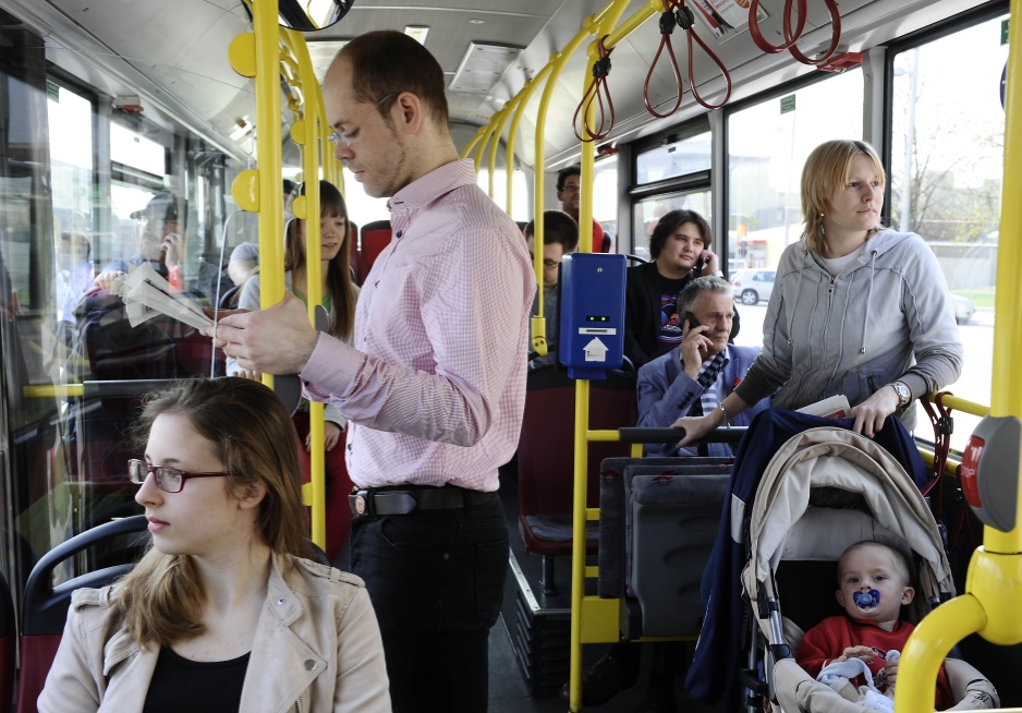 Fahrgäste in einem Bus der Wiener Linien.