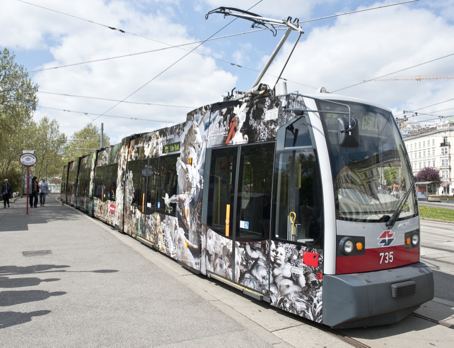 Wiener Linien präsentieren an der Oldtimer-Haltestelle am Karlsplatz die neu gestaltete Bim für den Life Ball 2014.