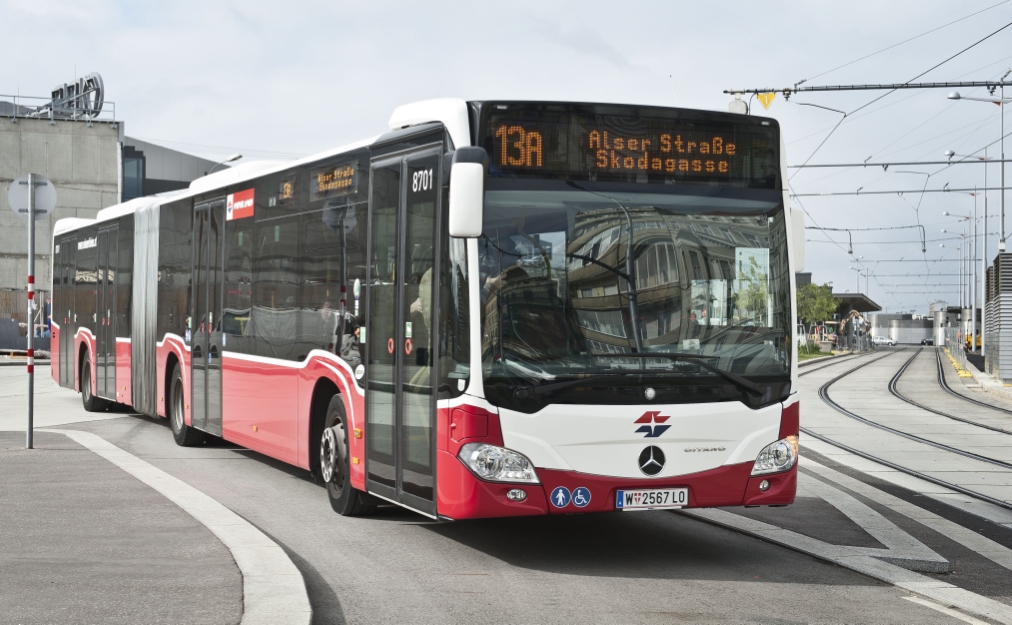 Testfahrt mit einem Gelenkbus, der auf der Linie 13A ab Frühjahr 2015 zum Einsatz kommen wird. Haltestelle Hauptbahnhof