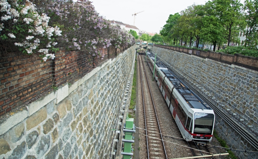 Zug der Linie U6 bei der Burggasse vor blühenden Sträuchern Richtung Floridsdorf fahrend, April14