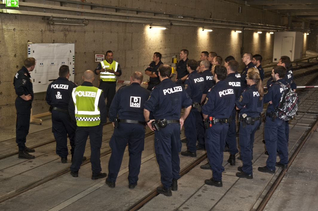Einsatztraining der Polizei bei den Wiener Linien in der U-Bahnstation Erdberg.