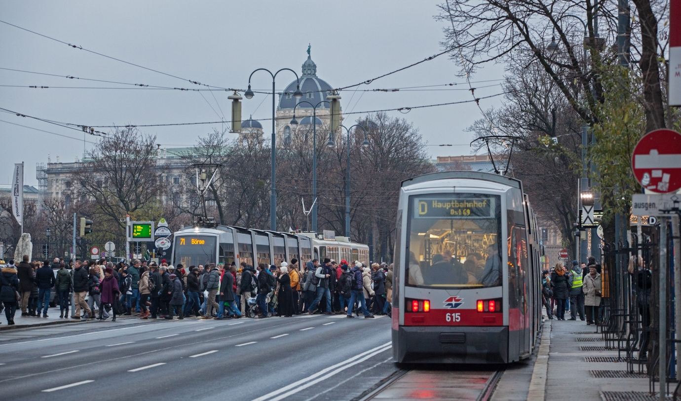 Linie D mit Type B  und Linie 71 Rathausplatz, Ring Burgtheather während der Adventzeit, Dezember 2014