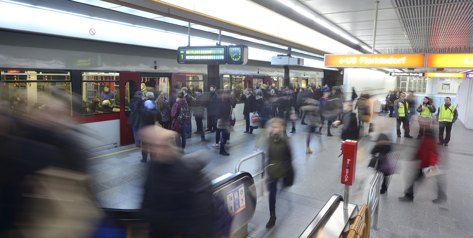 Viele Tausend Fahrgäste nutzen täglich die Wiener Linien, in diesem Bild die U-Bahn der Station Westbahnhof.