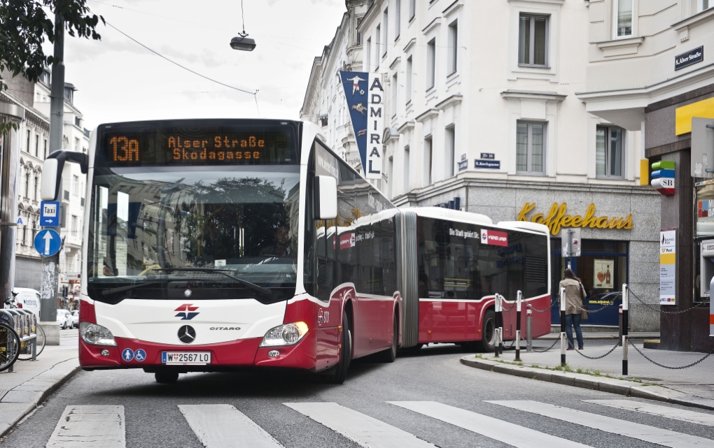 Testfahrt mit einem Gelenkbus, der auf der Linie 13A ab Frühjahr 2015 zum Einsatz kommen wird. Einfahrt zur Endhaltestelle Alser Straße / Skodagasse.